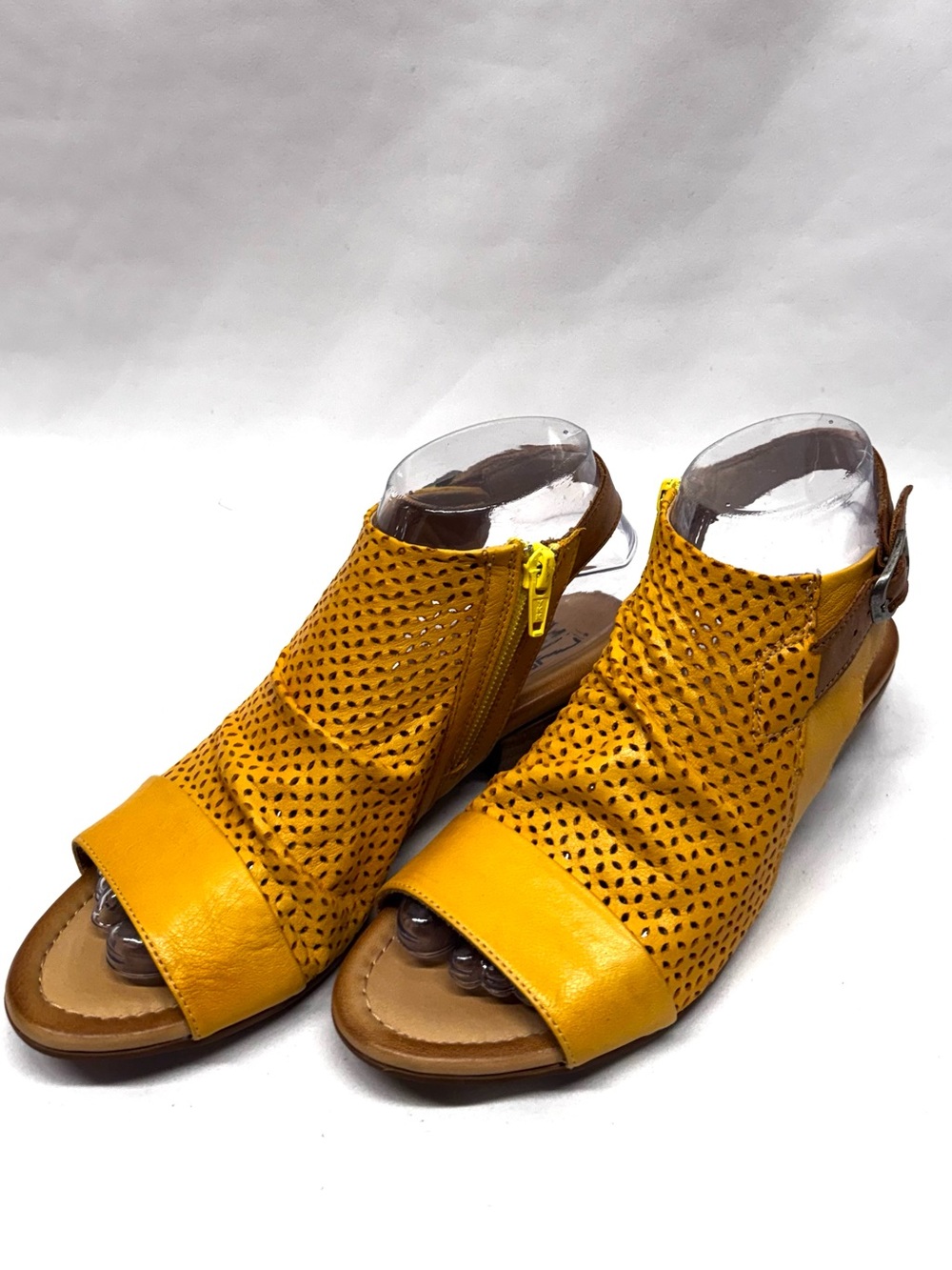 MIZ MOOZ WOMEN'S SIDE BUCKLE / ZIP LEATHER SANDALS OCRE 37EU / 7US # T-186 - Picture 2 of 5